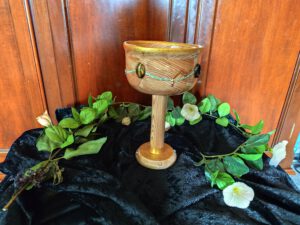 Pokal der Feen – Lichtgeborener Kristallpokal aus Lärchenholz